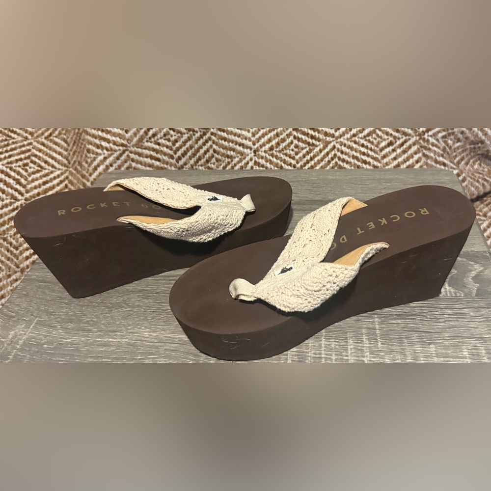 Rocket Dog Women's Tan and Brown Wedge Flip-Flops